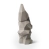 Moderne tuinbeeld tuinornament gnomo Nino voor binnen en buiten in polygonaal design 