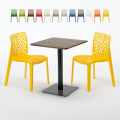 Vierkante tafel 60x60 cm Zwart onderstel en Houten top met 2 gekleurde stoelen Gruvyer Kiss Aanbieding