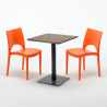 Vierkante tafel 60x60 cm Zwart onderstel en Houten top met 2 gekleurde stoelen Paris Kiss Model