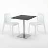 Vierkante tafel 70x70 cm Stalen onderstel en zwart top met 2 gekleurde stoelen Gruvyer Rum Raisin 