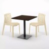 Vierkante tafel 70x70 cm houteffect met 2 gekleurde stoelen Gruvyer Melon 