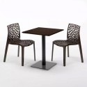 Vierkante tafel 60x60 cm zwart onderstel en houten blad met 2 gekleurde stoelen Gruvyer Kiss 