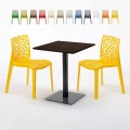 Vierkante tafel 60x60 cm zwart onderstel en houten blad met 2 gekleurde stoelen Gruvyer Kiss Aanbieding