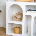 Witte design boekenkast met gebogen vakken 80x37x74cm Lessa Aanbod