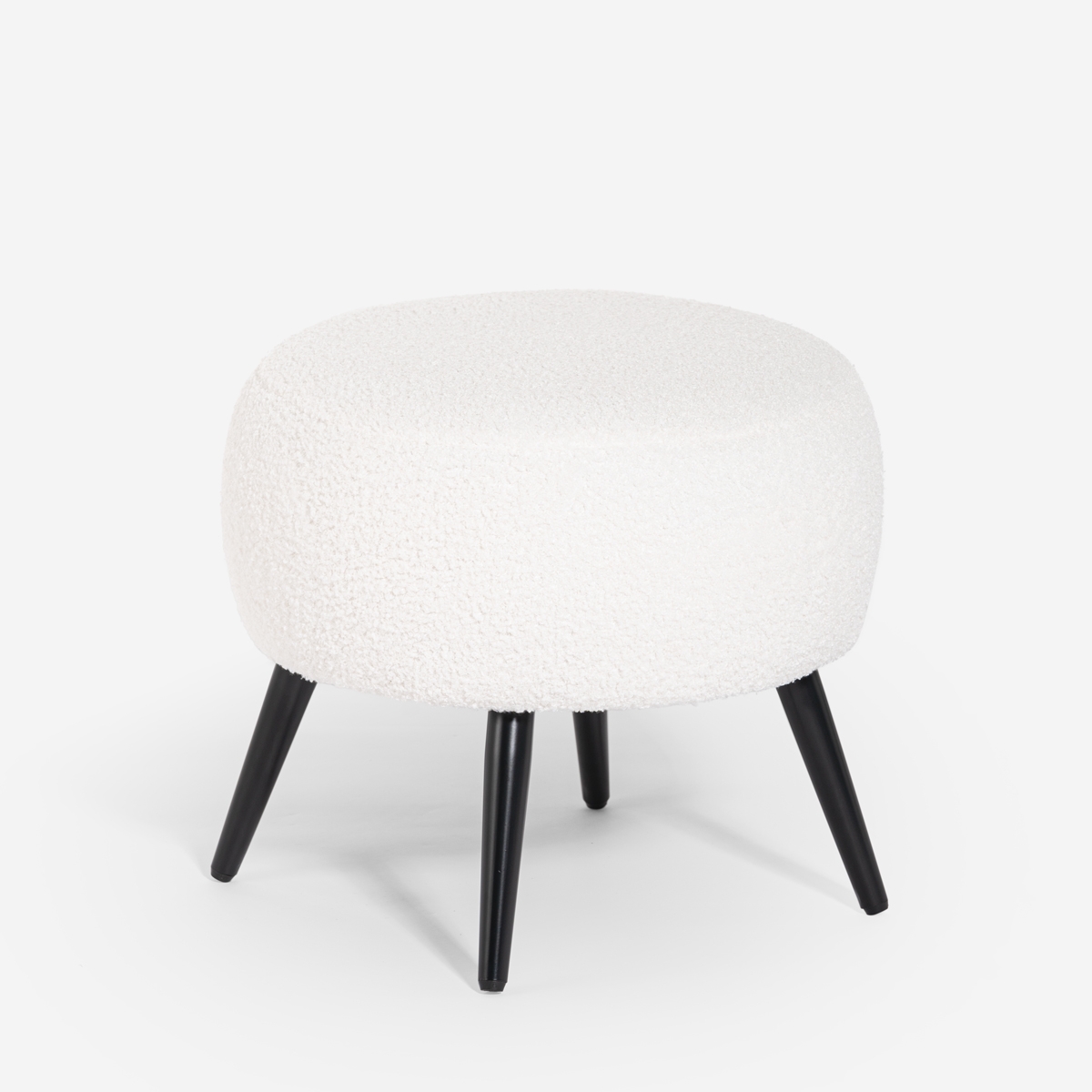 Woonkamer poef in witte teddy bouclé stof met zwarte pootjes Belix Aanbieding Woonkamer poef in witte teddy bouclé stof met zwarte pootjes Belix Aanbieding