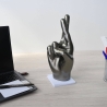 Moderne Aira sculptuur van hars met metaal effect gekruiste vingers statuette Verkoop