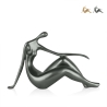 Moderne sculptuur in hars met metaal-look vrouwelijke figuur Bela-M Catalogus