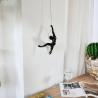 Moderne muurdecoratie in gelakt hars klimmer sculptuur Bata-L Verkoop
