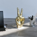 Moderne figuratieve sculptuur met metaal-effect V van Vittoria Rama Voorraad