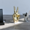 Moderne figuratieve sculptuur met metaal-effect V van Vittoria Rama Voorraad