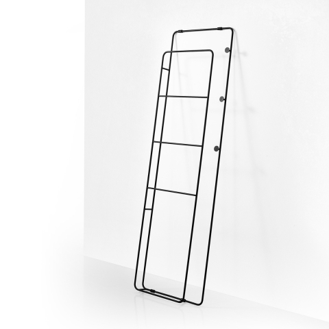Moderne zwarte trapvormige kapstok Ukon Aanbieding