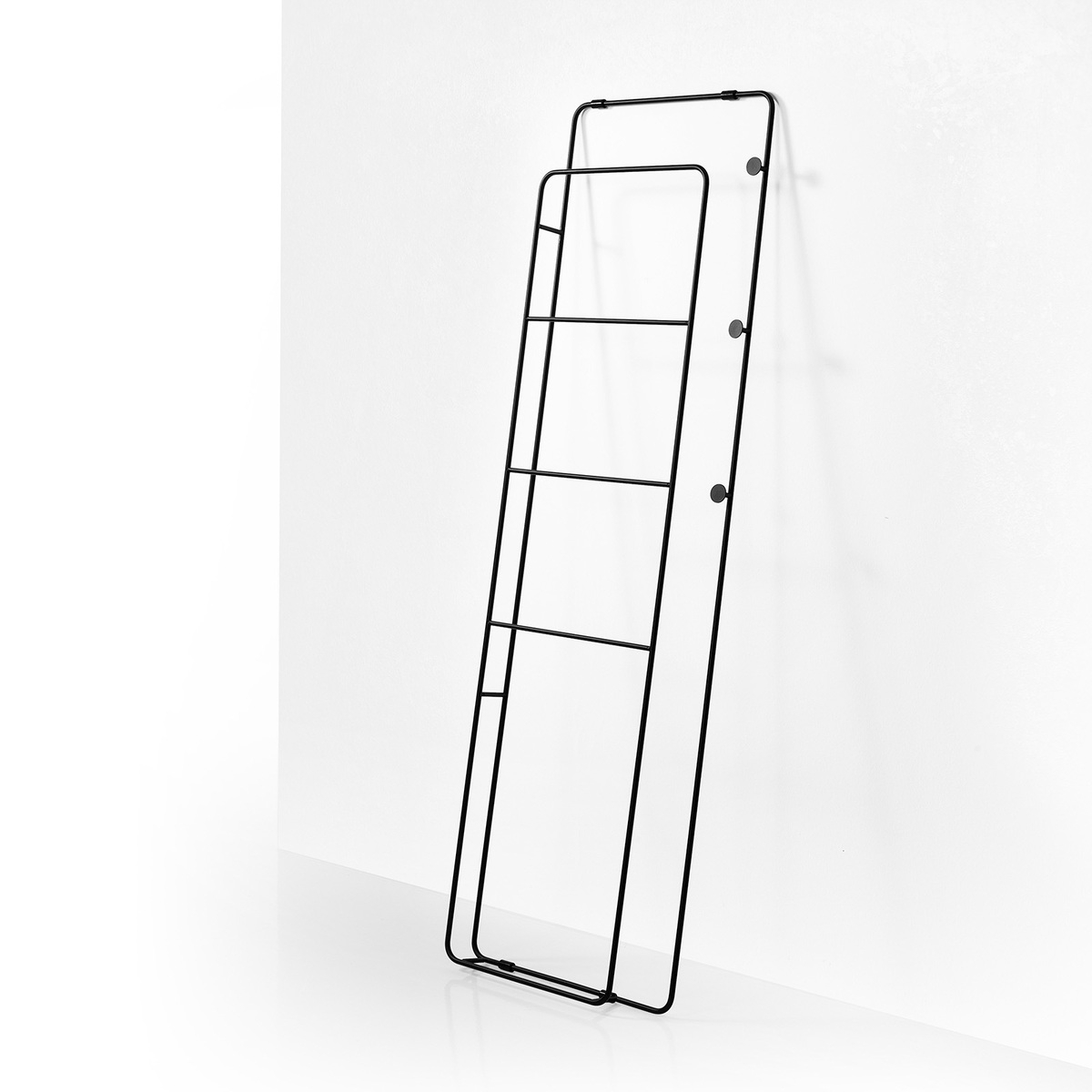 Moderne zwarte trapvormige kapstok Ukon Aanbieding Moderne zwarte trapvormige kapstok Ukon Aanbieding