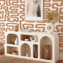 Zelfklevend behang met geometrisch abstract design in wit en hazelnoot. Verkoop