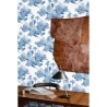 Vintage behang met bosprint in wit en blauw Toile de Jouy Blu Aanbod