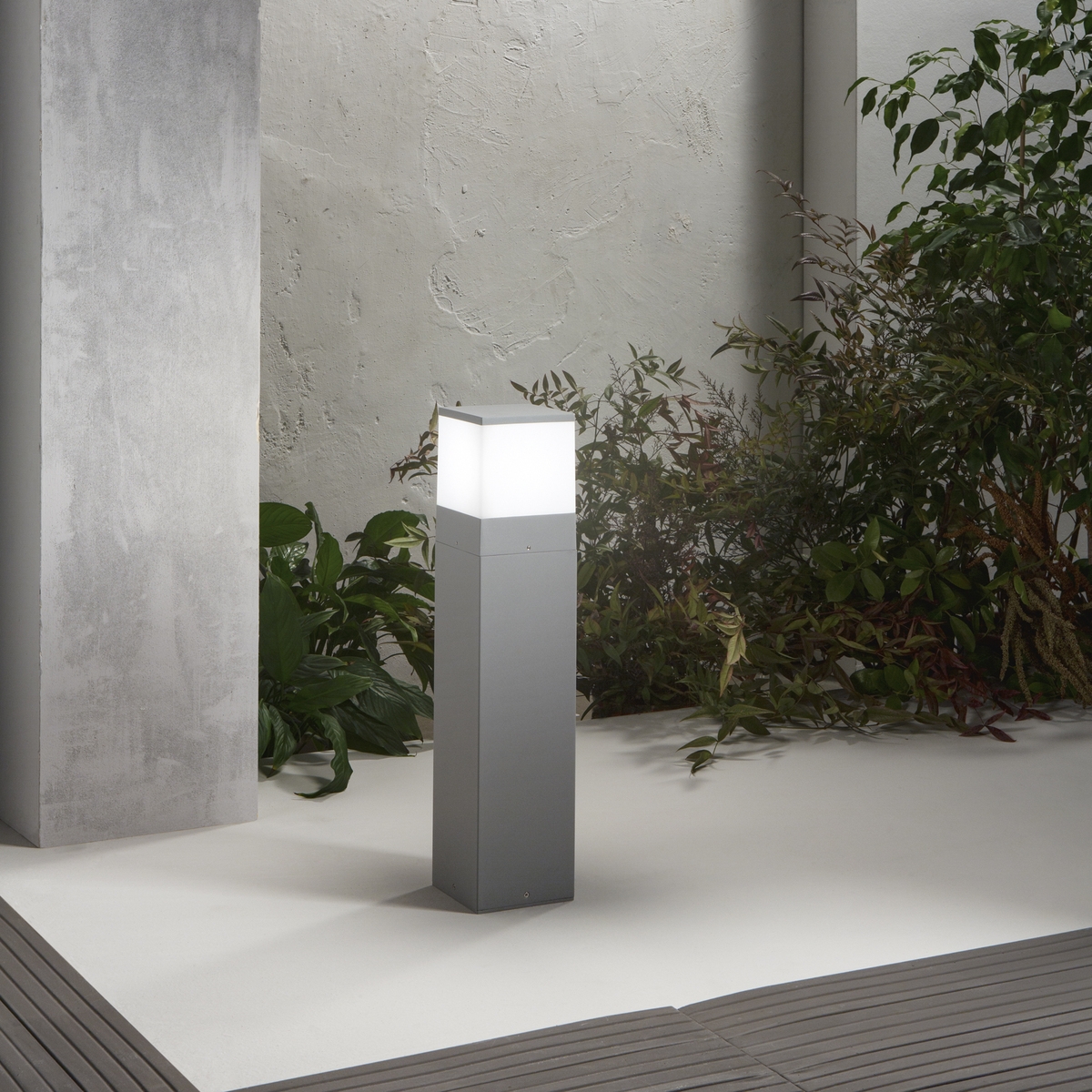 Zilverkleurige metalen tuinlamp h60cm Booster Aanbieding Zilverkleurige metalen tuinlamp h60cm Booster Aanbieding