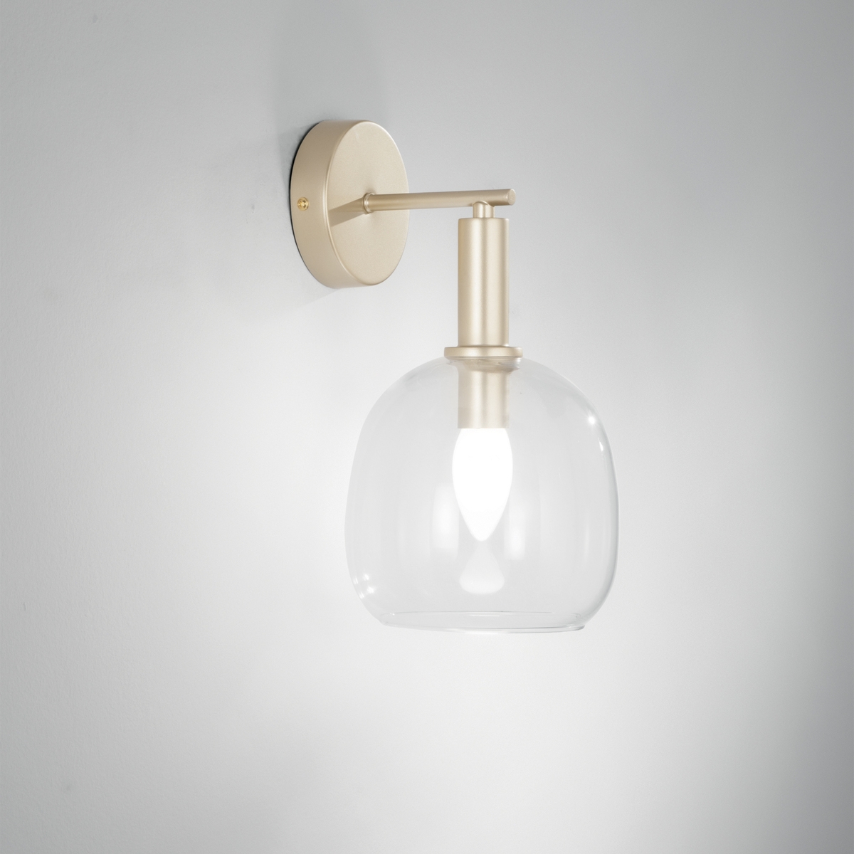 Wandlamp van goudkleurig metaal met geblazen glazen kap Brandy AP Aanbieding Wandlamp van goudkleurig metaal met geblazen glazen kap Brandy AP Aanbieding