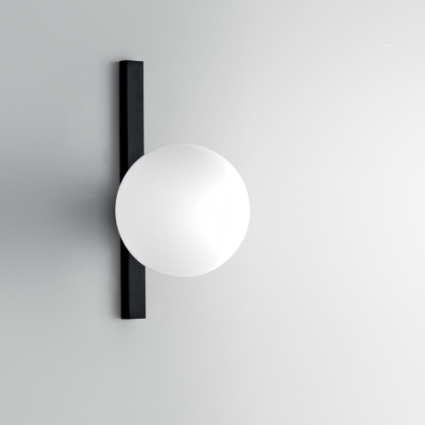Zwarte metalen wandlamp met witte glazen bol Enoire Aanbieding