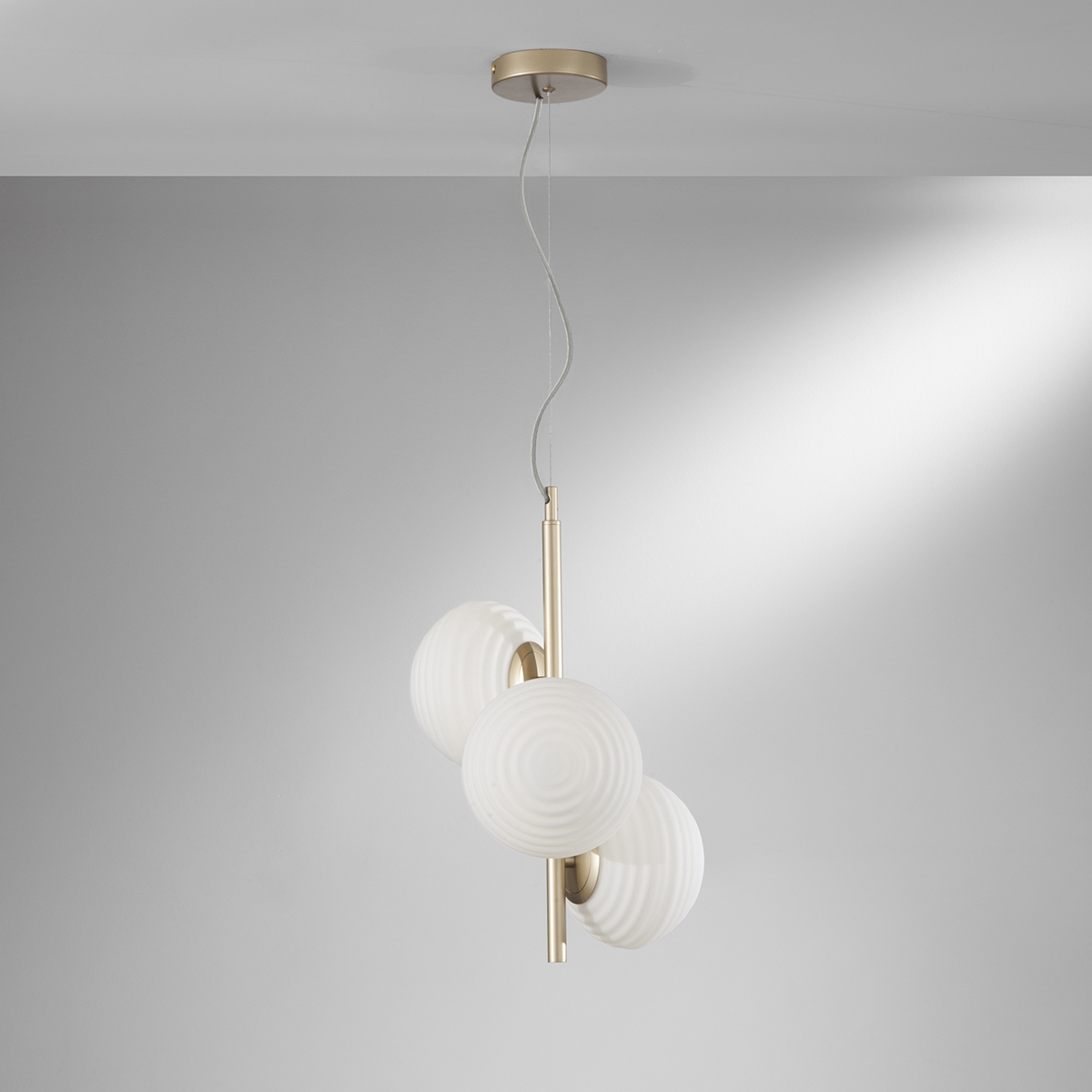 Gouden metalen kroonluchter met 3 witte glazen lampen voor de woonkamer Ripple Aanbieding