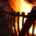 Verhoogde metalen vuurschaal voor de tuin, zwart, met handgrepen. Kortingen