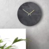 Zwarte ronde wandklok met goud, modern minimalistisch design Black Moon Aanbieding