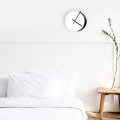 Moderne minimalistische ronde witte zwarte wandklok Eclissi Aanbieding
