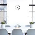 Moderne minimalistische ronde witte zwarte wandklok Eclissi Voorraad