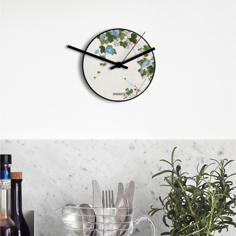 Kleine ronde wandklok met modern design, blauwe bloemen motief Aanbieding