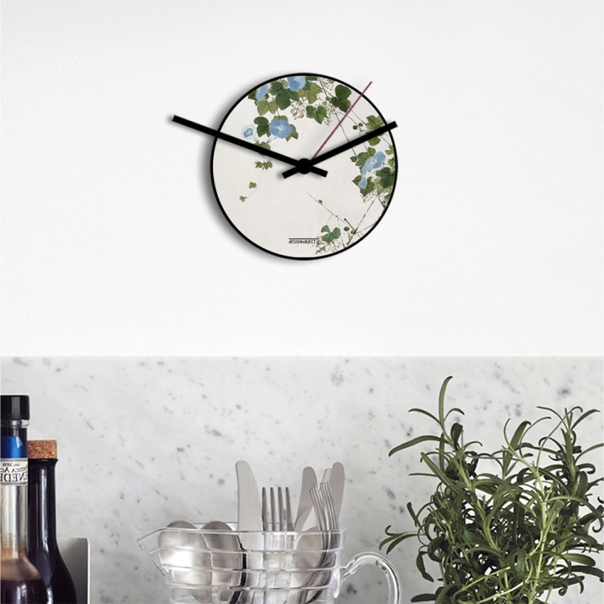 Kleine ronde wandklok met modern design, blauwe bloemen motief Aanbieding Kleine ronde wandklok met modern design, blauwe bloemen motief Aanbieding